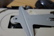 手把手教你DIY电脑内置光驱（简单易行的步骤让你的电脑焕发新生）